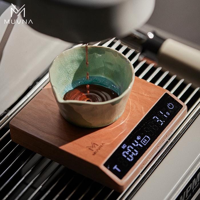 MUVNA Solid Walnut Wood Inclined Smart Coffee Scale – Walnut | ميزان قهوة MUVNA الذكي المائل بخشب الجوز الطبيعي – بني خشبي