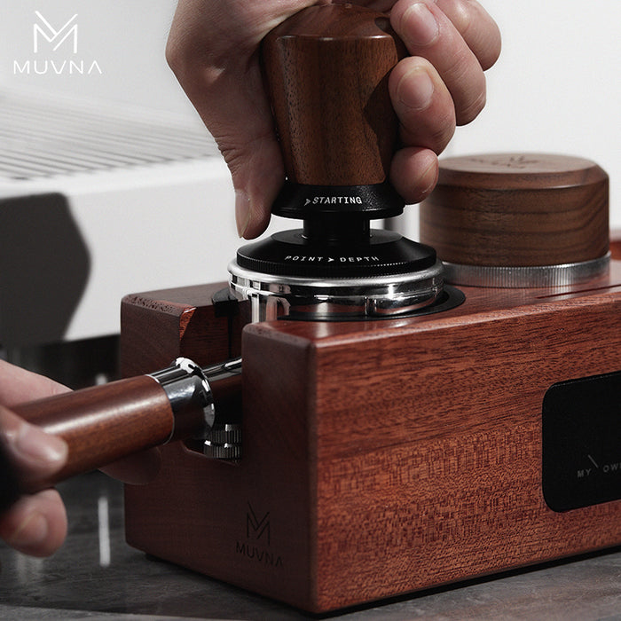 MUVNA Wooden Espresso Tamping Station with Storage Drawer – CH2468 | قاعدة كبس القهوة موفنا الخشبية مع درج تخزين – CH2468