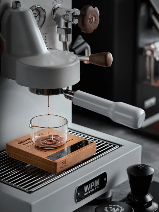 MUVNA Smart Coffee Electronic Scale – Natural Walnut Wood | ميزان قهوة MUVNA Smart الرقمي بخشب الجوز الطبيعي – بني خشبي