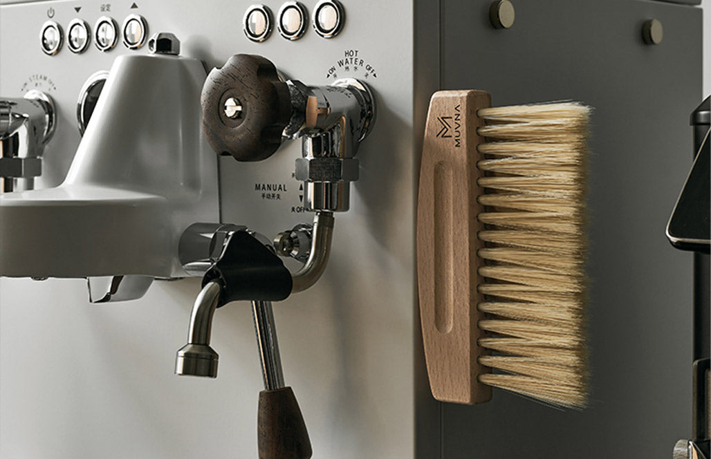 MUVNA Magnetic Coffee Grounds Cleaning Brush & Dustpan Set – Natural | طقم تنظيف القهوة MUVNA المغناطيسي مع فرشاة ومجرفة – طبيعي