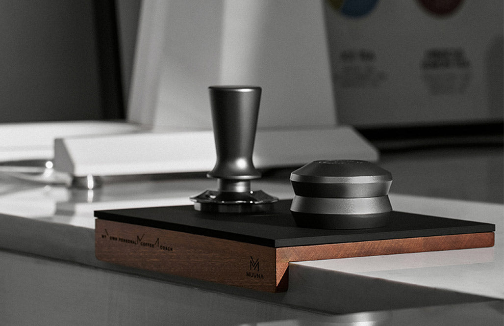 MUVNA Wood Grain Corner Tamping Mat – Black/Wood | حصيرة كبس القهوة موفنا الخشبية مع السيليكون – أسود وخشبي