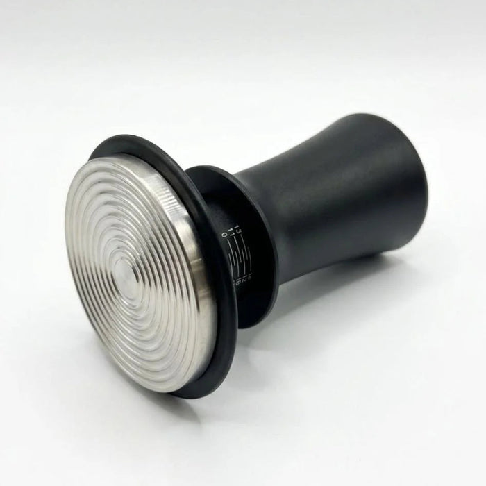 Obsidian 58.5 mm Professional Coffee Tamper – Pressure Control & Ripple Surface | مكبس القهوة الاحترافي ابسدين بمقاس 58.5 مم – تحكم في الضغط وسطح مضلع
