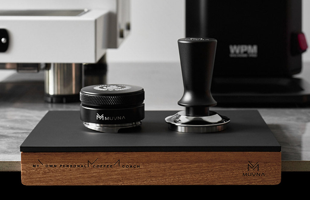 MUVNA Wood Grain Corner Tamping Mat – Black/Wood | حصيرة كبس القهوة موفنا الخشبية مع السيليكون – أسود وخشبي