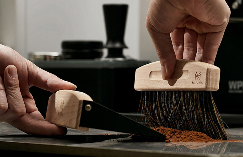 MUVNA Magnetic Coffee Grounds Cleaning Brush & Dustpan Set – Black | طقم تنظيف القهوة المغناطيسي MUVNA مع فرشاة ومجرفة – أسود